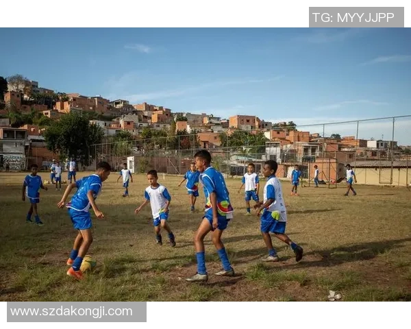 从街头到绿茵场：足球巨星如何在艰难困境中崭露头角