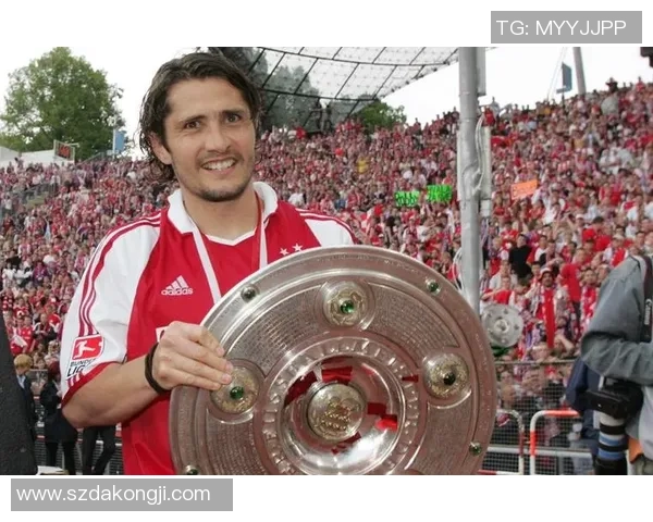 以拜仁为灵感打造独特足球球星挂件展现热血与荣耀魅力