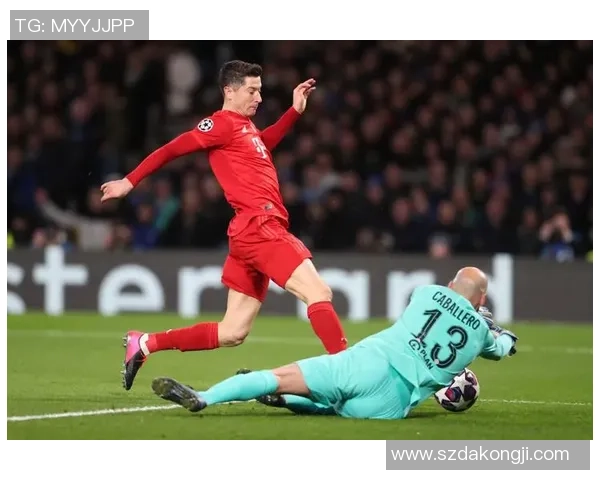 莱万携手球鞋品牌推出全新定制款 足球鞋设计引领潮流新风尚