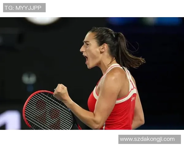 足球场上的风采与魅力 盘点那些与球星携手的美女们