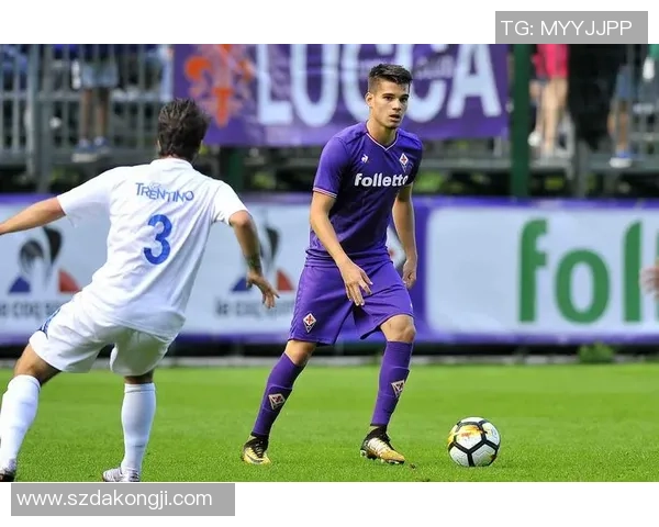 足球星二代接班踢球大秀技术引关注视频精彩瞬间回顾