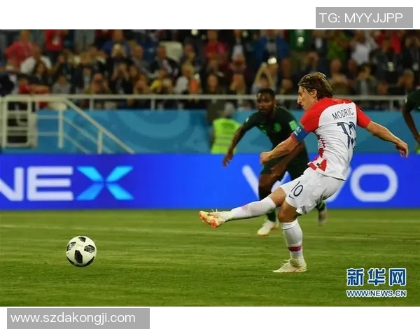 足球赛场上的明星闪耀瞬间 展现球员个人风采与竞技魅力